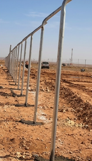 امتداد أعمدة شبك الحماية في الموقع